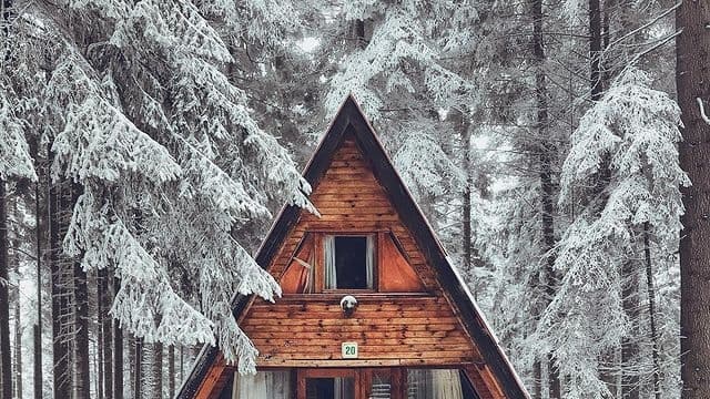 Вдохновение на неделю: уютные домики в зимнем пейзаже | AD Magazine
