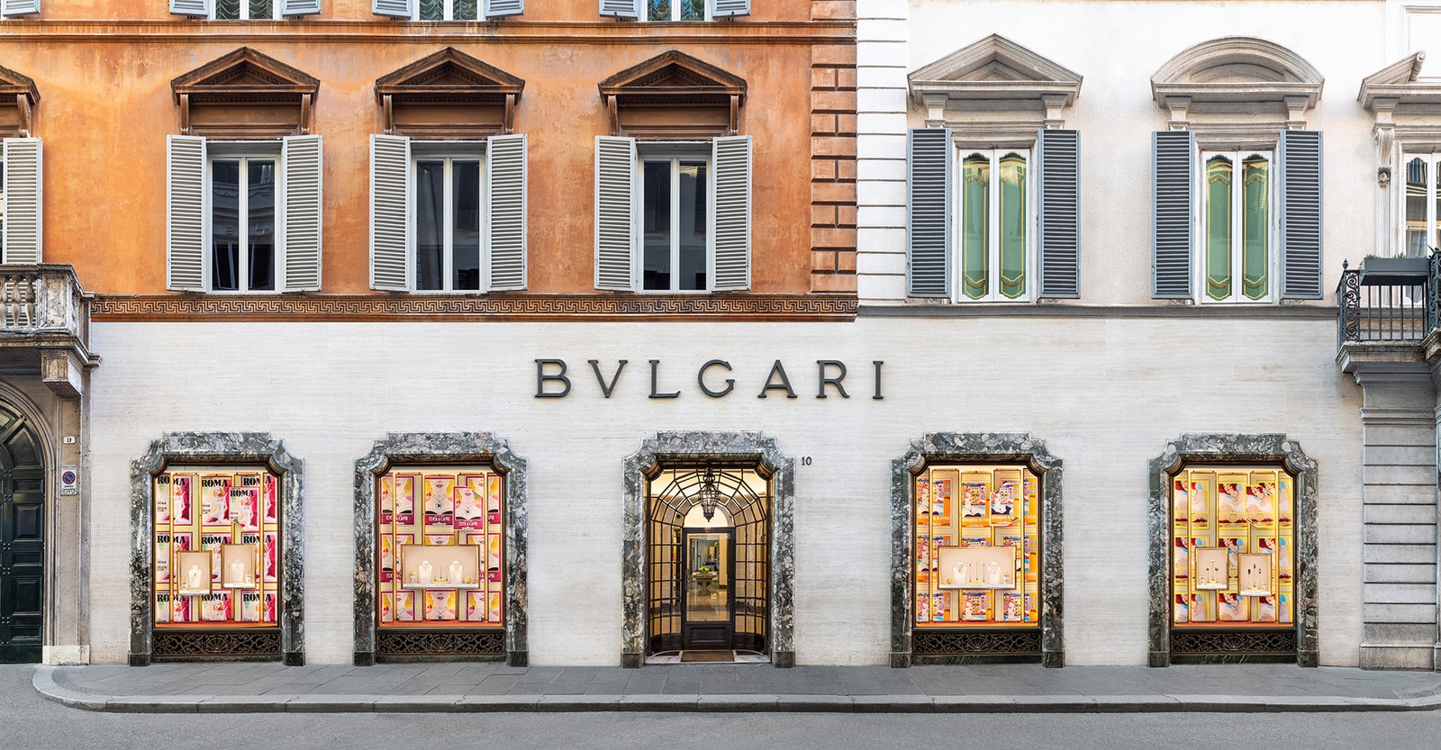 Дом Bvlgari украсил витрины в стиле итальянского кино 1950х годов