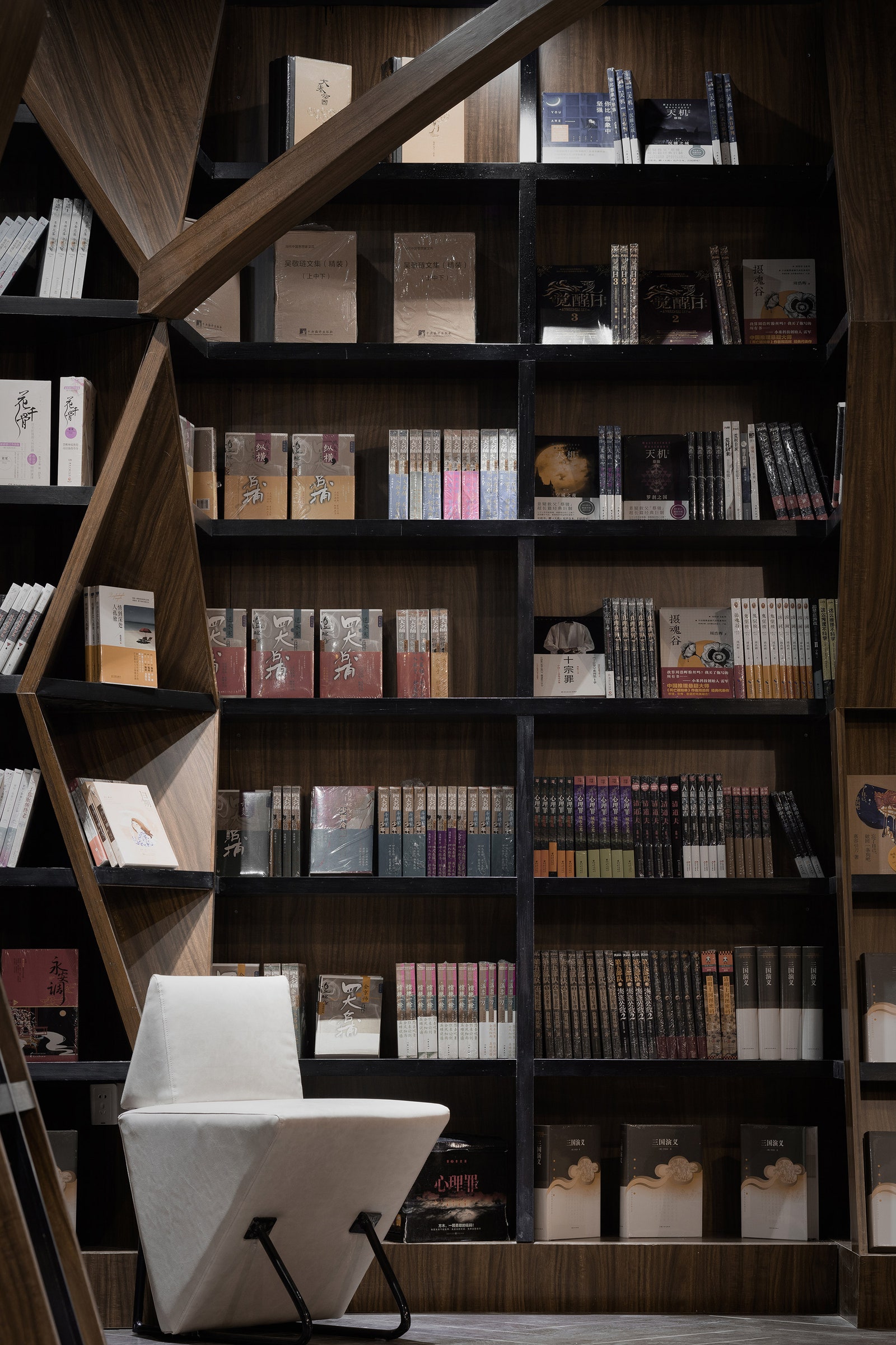Cтудия XLiving спроектировала “зеркальный” книжный магазин в Шанхае