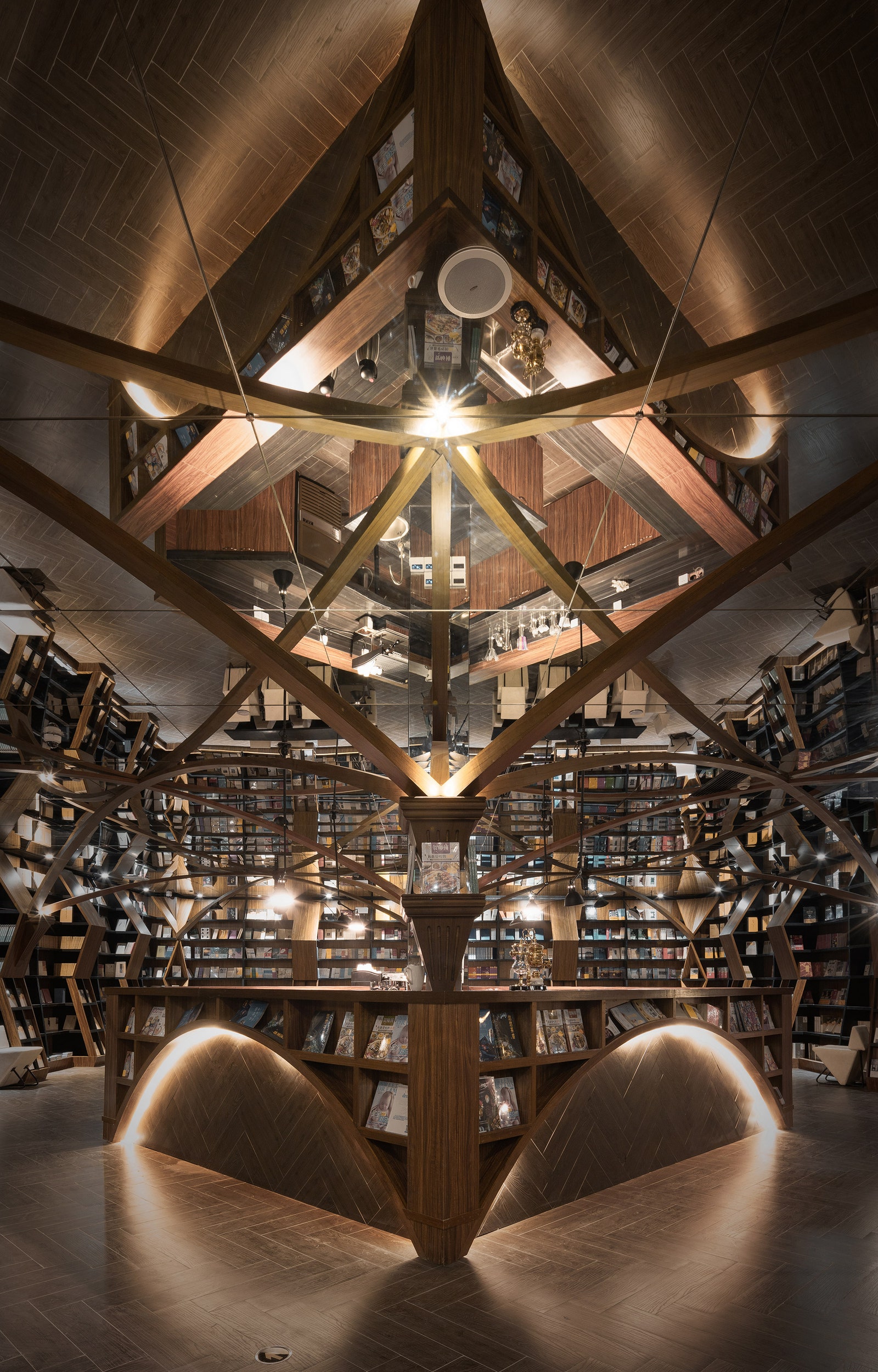 Cтудия XLiving спроектировала “зеркальный” книжный магазин в Шанхае