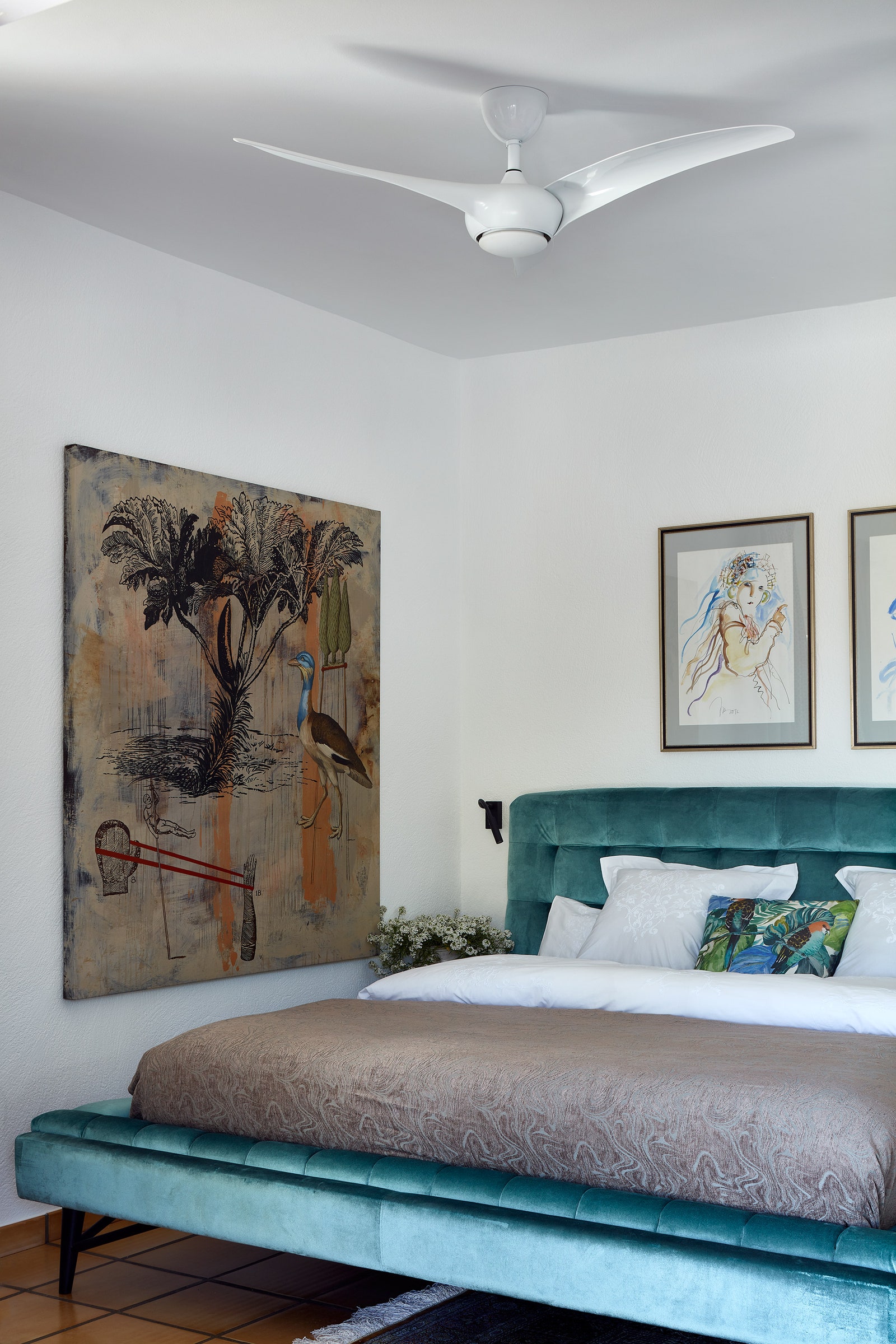 Хозяйская спальня. Кровать TreCi Salotti над кроватью картины Рустама Хамдамова слева картина Нурии Родригес.