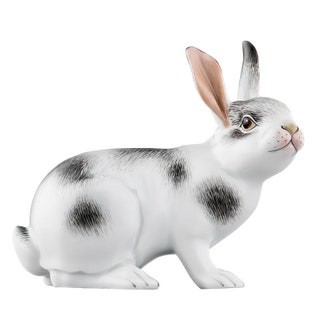 Фигурка кролика Manfred Fürstenberg в салоне “Дом фарфора”.