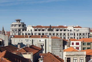 Здание Palácio do Comércio в Порту.