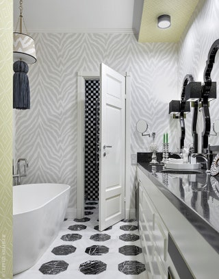 Хозяйская ванная комната. Шкаф и тумба под раковину выполнены по эскизам дизайнера. Обои Thibaut.