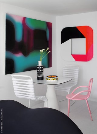 Обеденная зона. Стол Kat сделан хозяином для Redi белые стулья Bounce — для Gufram а розовый — прототип для марки...