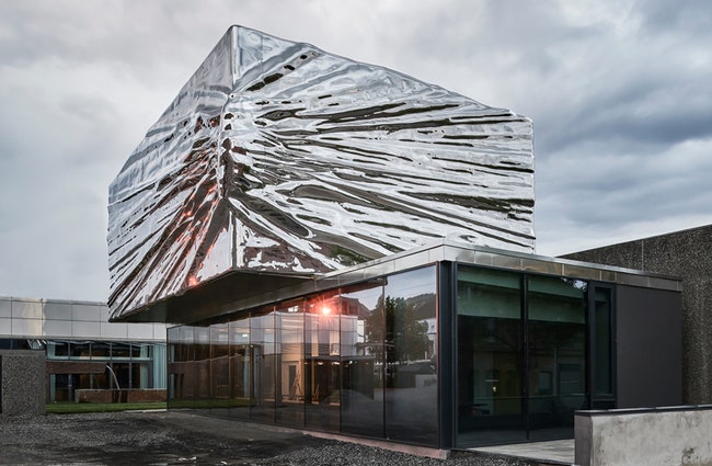 Музей искусства в Лиллехаммере с металлическим кубом проект бюро Snøhetta | Admagazine