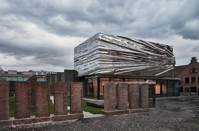 Музей искусства в Лиллехаммере с металлическим кубом проект бюро Snøhetta | Admagazine