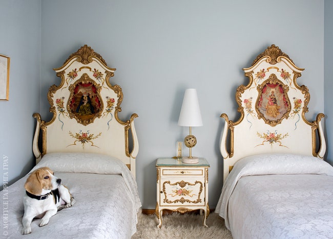 Одна из спален. Кровати и тумбочка сделаны в 1960‑х барселонским столяром Миро. Лампа по дизайну Анджело Бротто.