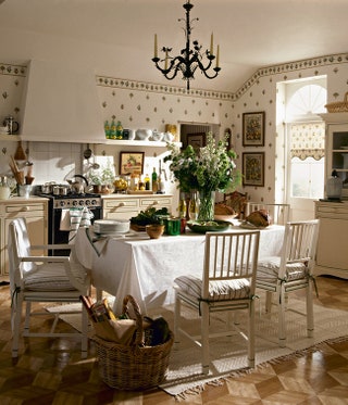 Кухня в доме в Небраске как будто из рассказов Марка Твена кремовые фасады цветочные мотивы на стенах стол с белой...