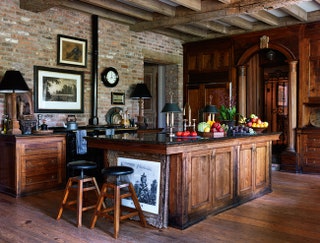 Кухня в доме архитектора Андреа Филиппоне в НьюДжерси. Мебель сделана из массива ореха а рабочие поверхности — из гранита.