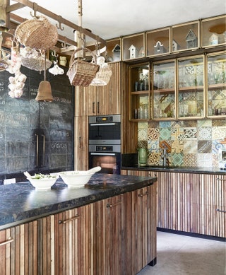 Интерьер дома на юге Франции придумал дизайнер Лионель Жадо. В столярных мастерских расположенных по соседству собрали...