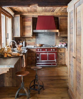 Кухня находится в небольшом шале на итальянском горнолыжном курорте КортинадАмпеццо. Здесь все устроено традиционно —...