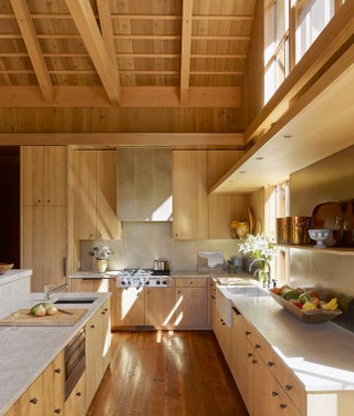 Простая и лаконичная кухня в доме в США. Вытянутый кухонный остров предоставляет много дополнительных рабочих поверхностей.