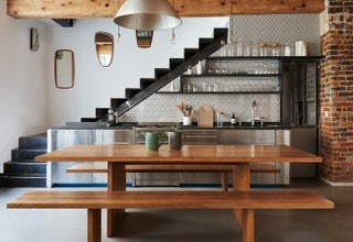 Квартира в Париже. Марин Виньес придумала сделать интерьер своей кухни на игре контрастов камня с деревом и всего этого...