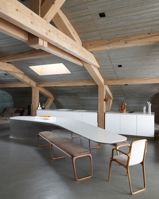 Главное в этом доме в Швейцарских Альпах — крыша и массивные балки. Кухню выбрали чтобы не перетягивала на себя...
