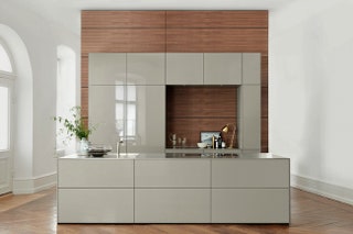 Кухня b3 от bulthaup дает простор для фантазии можно изменить цвет материал рабочей поверхности  и саму конфигурацию кухни.