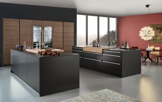 У кухни Bondi Topos от Leicht поверхности отделаны новым ультраматовым материалом — они очень приятны на ощупь.