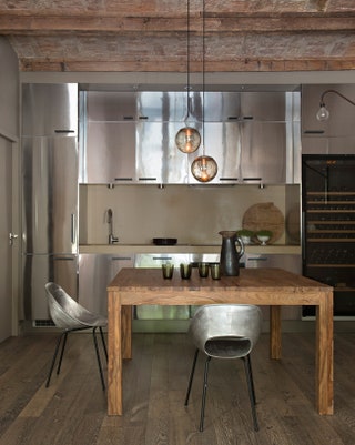 Кухня в этом доме в Монпелье декорирована архитектором Мари Лор Хельмкампф. Деревянный стол и железные стулья —...