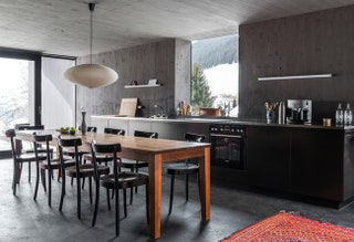Дом в Швейцарских Альпах по проекту архитектора Майнрада Моргера. Во время приготовления еды обеденный стол может стать...