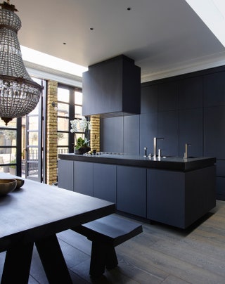 Весь интерьер дома в лондонском Хакни дизайнер Жоао Ботельо задумал сделать отчетливо мужским. Хрустальная люстра над...