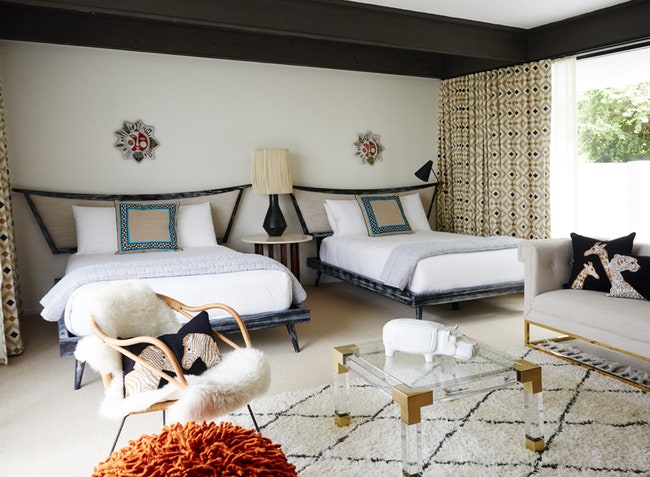 Дизайнер Джонатан Адлер создал отель Palm Springs в Паркере в штате Аризона
