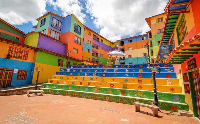 Гуатапе в Колумбии разноцветные дома и улицы на фото Джессики Девнани | Admagazine