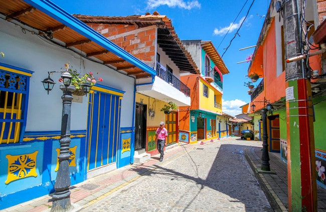Гуатапе в Колумбии разноцветные дома и улицы на фото Джессики Девнани | Admagazine
