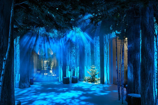 Рождественская инсталляция в отеле Claridge's по проекту Джонатана Айва и Марка Ньюсона | Admagazine