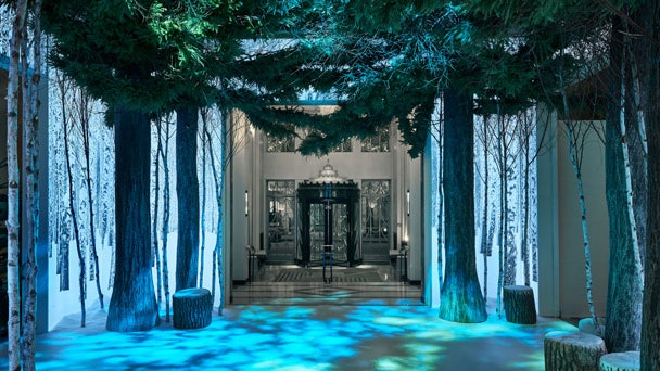 Рождественская инсталляция в отеле Claridge's по проекту Джонатана Айва и Марка Ньюсона | Admagazine