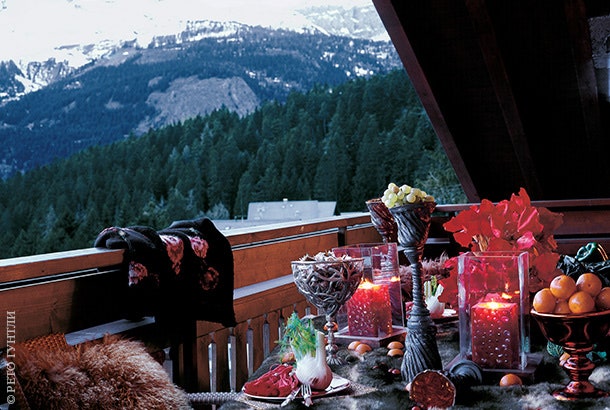 Терраса с видом на Швейцарские Альпы. Столовый сервиз Sophie Villepigue.