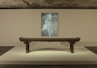 Картина современный художник Адам Фасс. Внизу предмет королевской китайской мебели.