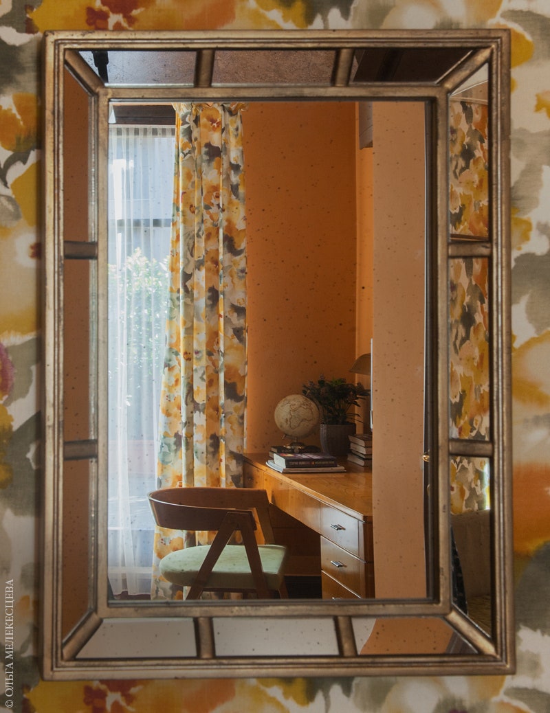 Фрагмент спальни на втором этаже. Обои и текстиль Sanderson. Стол и кресло Morelato. Зеркало из магазина Maisons du Monde.