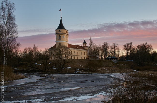 Замок построен в самом живописном месте Мариентальского парка над слиянием рек Славянки и Тызьвы.
