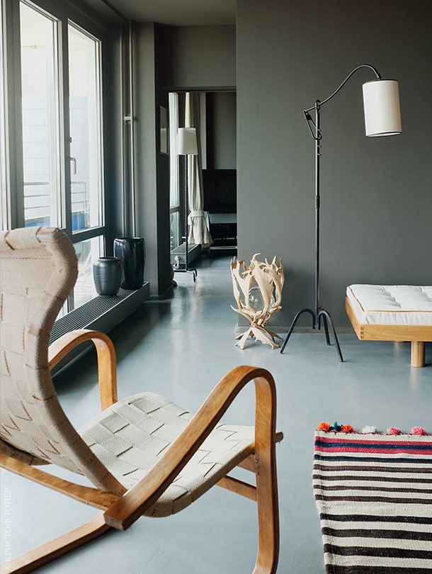 Фрагмент гостиной. Кресло по дизайну Джузеппе Пагано торшер по дизайну Жана Руайера.