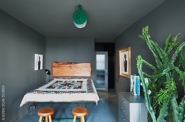 Спальня. Кровать сделана на заказ по дизайну Atelier Haussmann. Табуреты по дизайну Шарлотты Перриан.