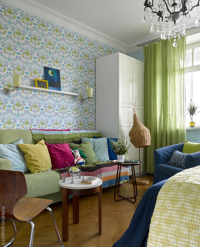 Одна из стен в комнате старшей дочери оклеена обоями Eco Wallpaper. Текстиль Crate and Barrel и Ikea.