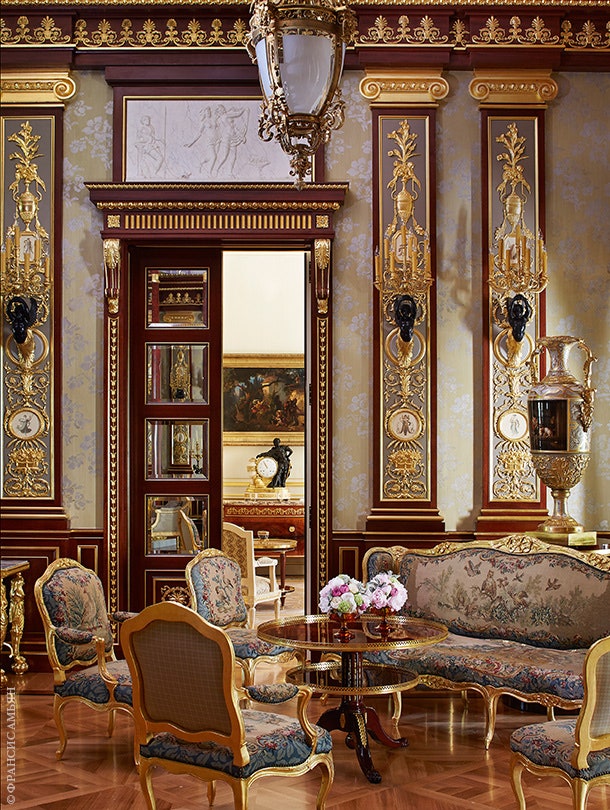 Пышная отделка Большой гостиной выдержана в ампирном духе. Мебельный гарнитур в стиле Людовика XV расставлен вокруг...