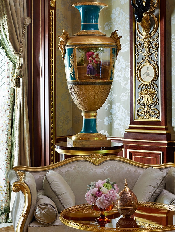 Большую гостиную украшают две громадные фарфоровые вазы работы русских мастеров XIX века.