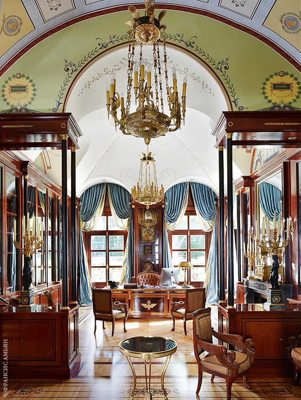 Кабинет хозяина аккуратно воспроизводит интерьерный памятник французского ампира — кабинет Наполеона I в Мальмезоне.