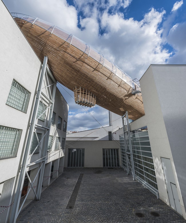 Залдирижабль в центре современного искусства DOX в Праге | Admagazine