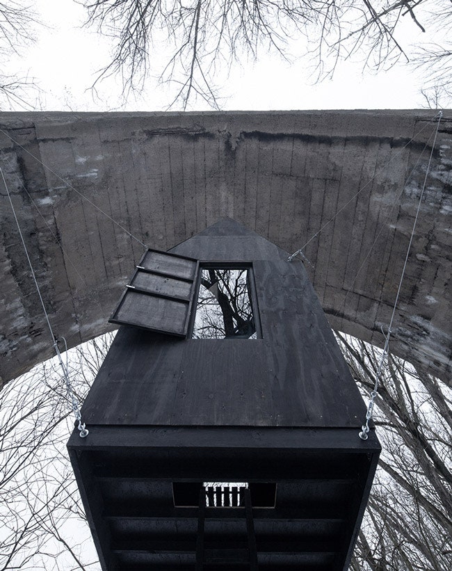 Подвешенный дом под мостом в Чехии инсталляция бюро H3T architekti | Admagazine