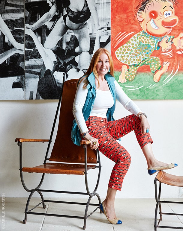 Хозяйка дома Сюзанн Сиз на фоне картины Джулии Уочтел. Стул и табурет по дизайну Андре Арбюса.