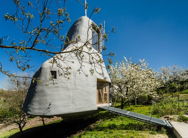 «Дом в саду» в Чехии на одной колонне работа архитектора Яна Шепки | Admagazine