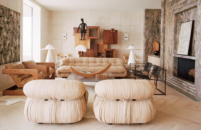 Диван и кресла из коллекции Soriana по дизайну Тобиа Скарпа в собственном доме американского декоратора Келли Уирстлер в...