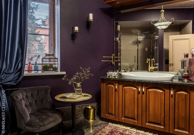 Ванная комната. Шкафы изготовлены на заказ по эскизу дизайнера. Кресло Gramercy. Ковер 50х годов собственность хозяйки....