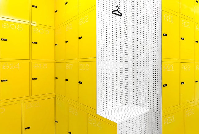 Камера хранения Lock  Be Free в центре Мадрида пространство в белом и желтом цветах | Admagazine
