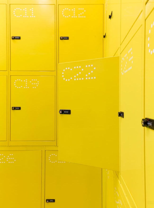 Камера хранения Lock  Be Free в центре Мадрида пространство в белом и желтом цветах | Admagazine
