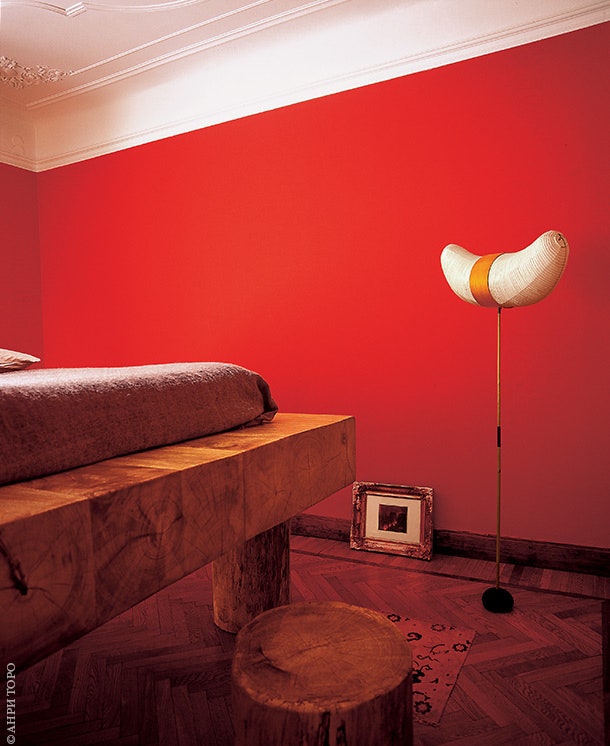 Фрагмент хозяйской спальни. Кровать выполнена на заказ дизайнер Мауро Мори. Лампа дизайнер Исаму Ногучи.