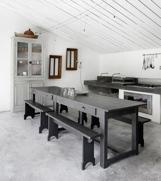 Дом на юге Франции. Кухня и столовая полностью рукодельные и это их роднит. Гарнитур из бетона и стол с лавками сделаны...
