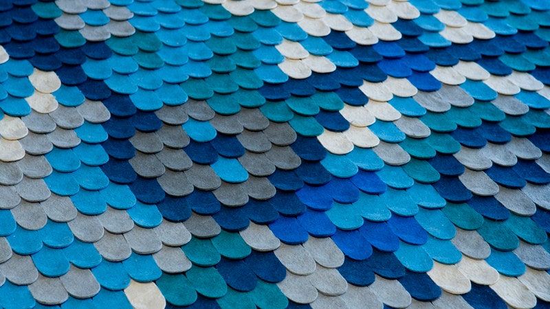 Чешуйчатый ковер Scales из белого и синего войлока работа Producks и Jaipur Rugs | Admagazine